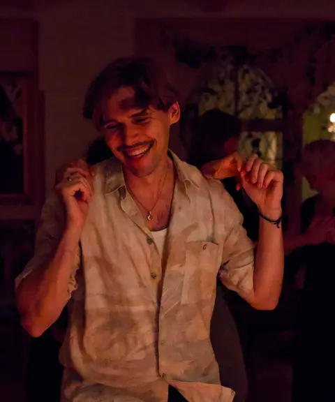 Tänzer lacht mitten in einer Figur beim Social Dance