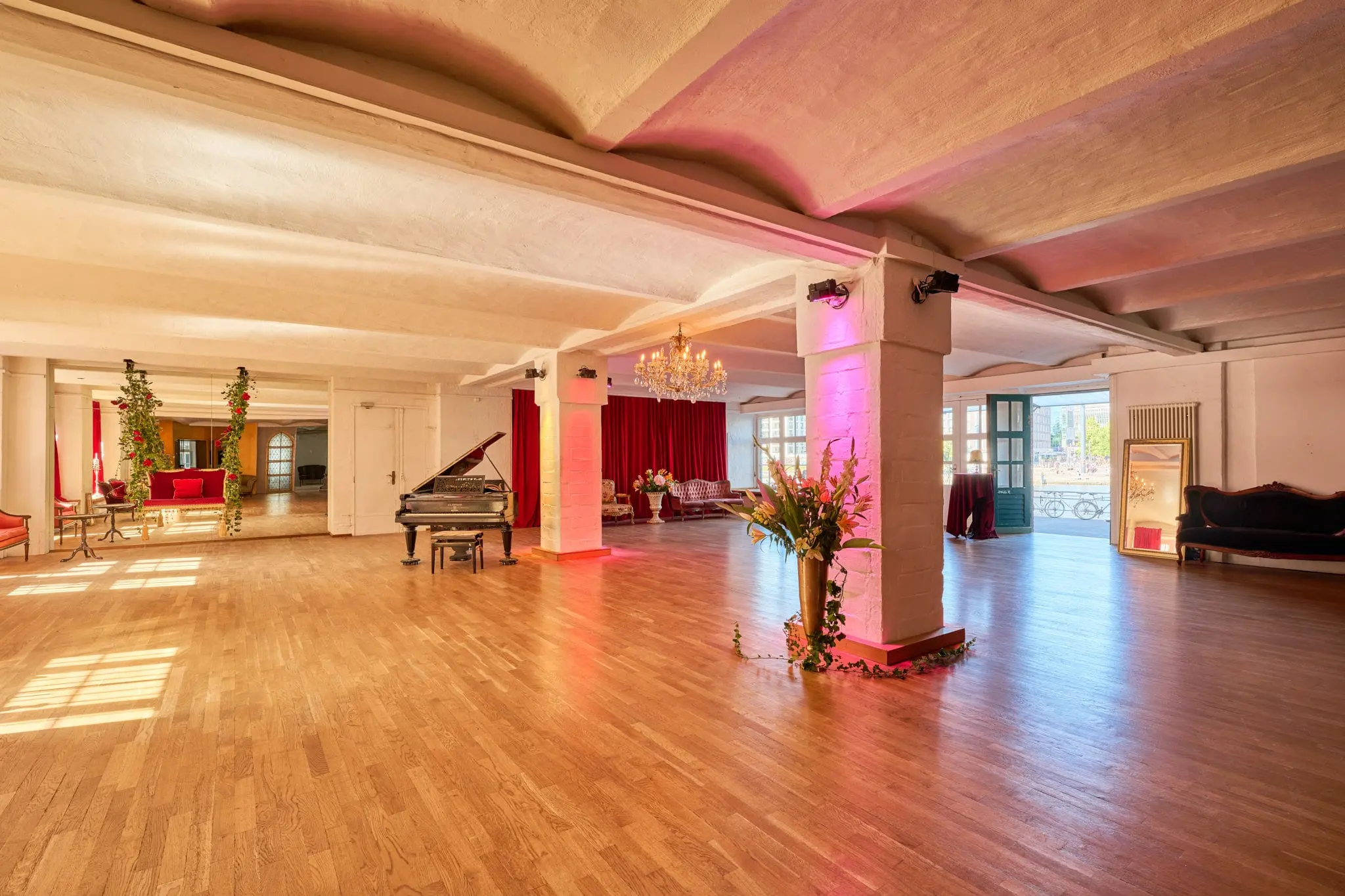 Der Saal des Tangoloft bei Tageslicht, mit Holzboden und Flügel
